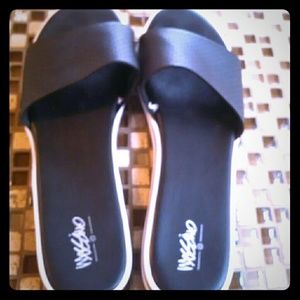 Gently used women's Mossimo flip flops size 9